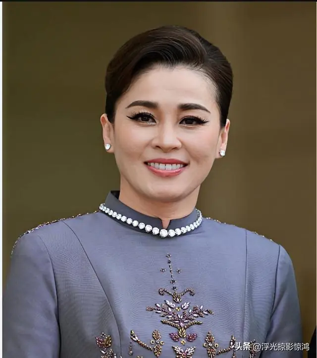 泰王夫妇出席法国晚宴，苏提达帅气紫罗兰披风泰装，出片效果拉满