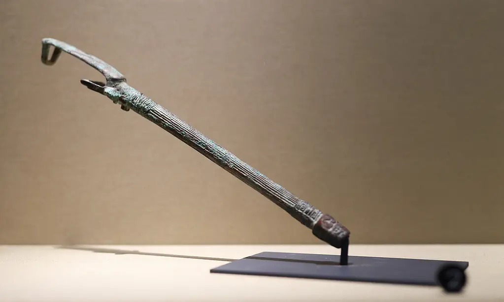 笑不活了！3000年前商代青铜器撞脸“自拍杆”引发热议