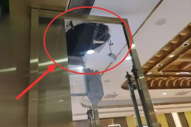 厦门一金店天花板被撬开大洞，81万余元金玉首饰深夜被盗，监控画面曝光