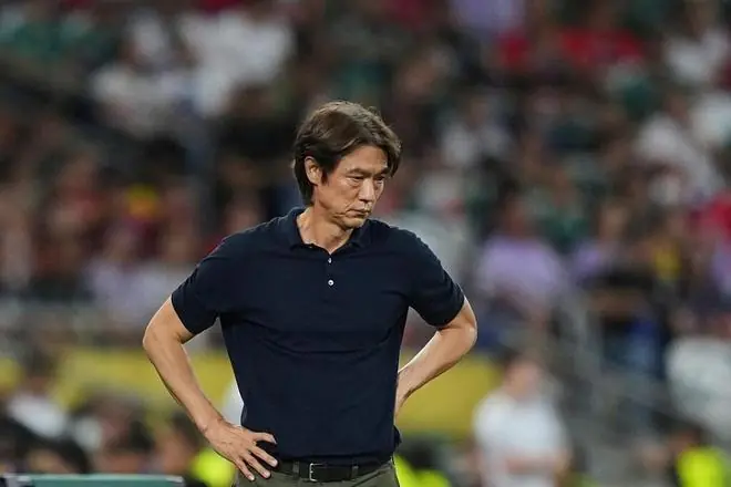 敷衍！洪明甫念完95秒辞职稿就逃离 韩国球迷怒喷：2年工资吐出来