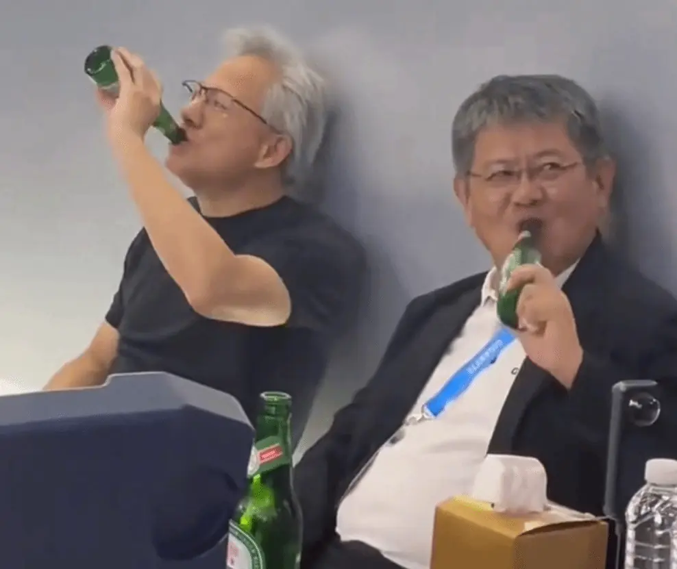 万亿大佬的松弛感！黄仁勋与技嘉老总躺地上喝啤酒
