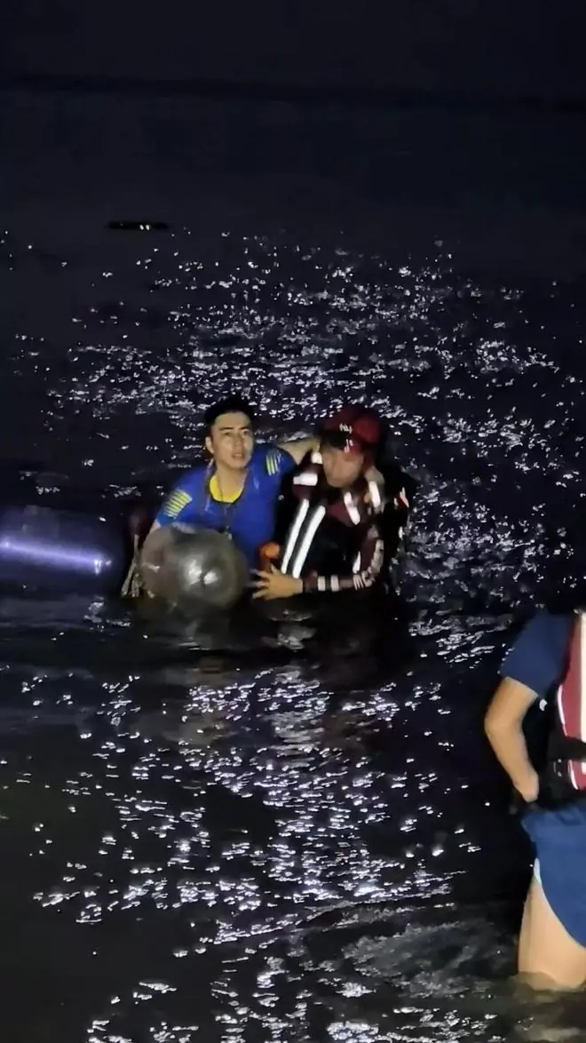 夜间赶海迷失方向！“靠浮漂、生蟹、尿液撑过”，小伙漂入深海8小时自救上岸