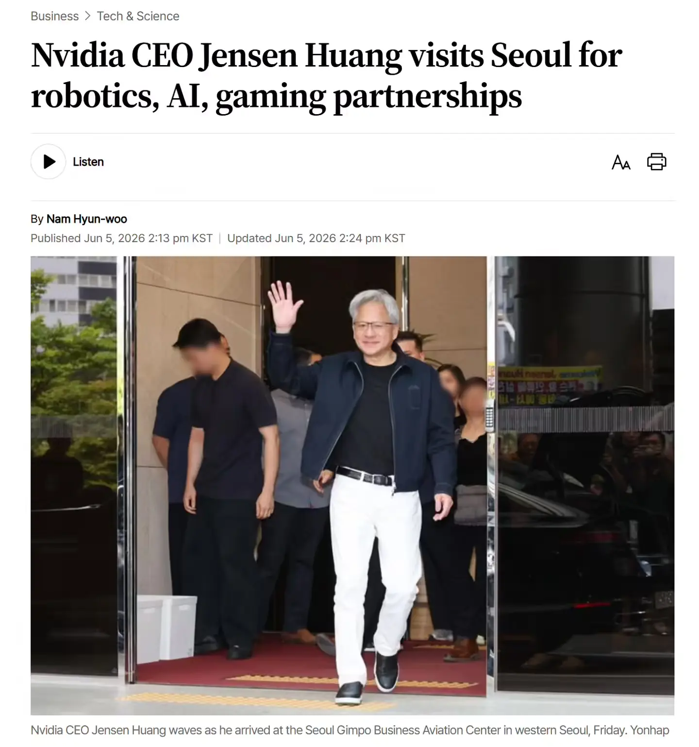 黄仁勋抵达韩国开启访韩行程 首站探访T1基地见Faker