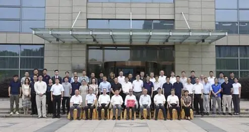 “风云” 驰骋五十载 深耕星途铸国器 李卿荣获中国气象服务协会2025年度风云成就奖