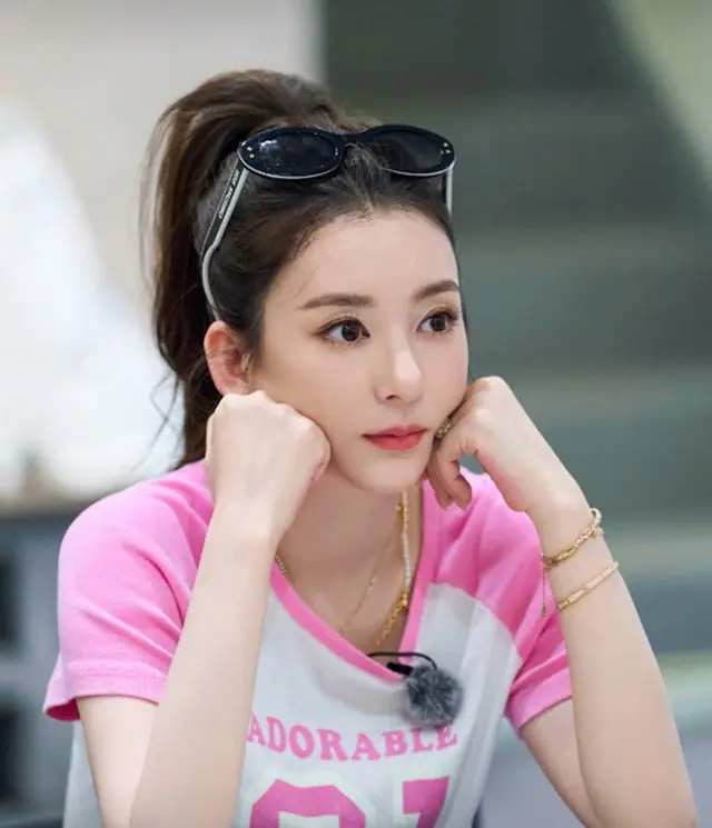 方媛带俩女儿逛街，五官漂亮但衣品有待提升，个矮被指没什么气场