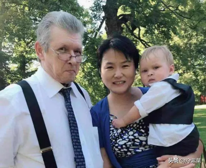 湖北单亲妈妈嫁65岁美国老头，带儿子移民美国，婚后14年老头去世
