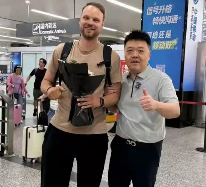 山西新主帅布扎斯已抵太原！球迷接机，采访强调适应+学习中文！