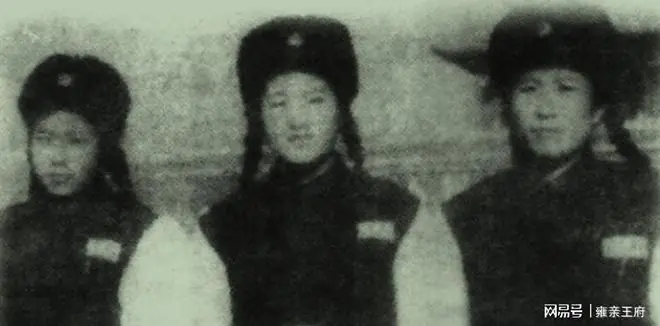 1959年，周总理见岗台上指挥交通的女交警：给女娃娃们做合体衣服
