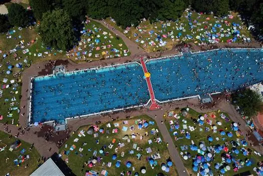 欧洲1300人因高温死亡：居民抢购700欧元空调还得自己扛回家，有网友说“想回武汉避暑”