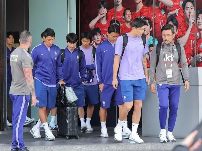 韩国队启程回国 全员羞愧低头+回避镜头 仅8人随队：孙兴慜未现身