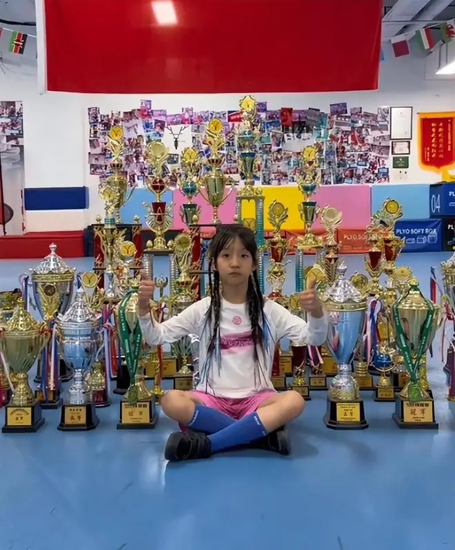 “7岁就退役，把女儿折磨成这样？”没前途的特长，毁掉孩子一生