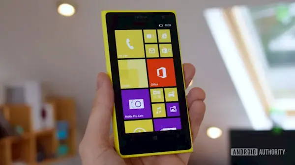 爷青回!翻出了13年前的Lumia 1020手机 竟然还能开机
