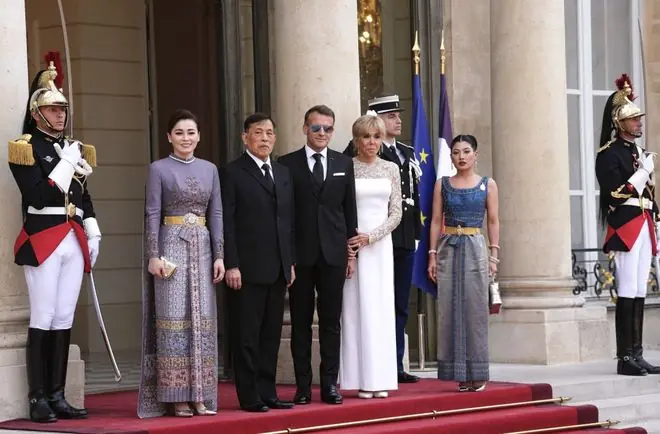 马克龙为泰王办国宴，疑眼疾又犯了，73岁爱妻曼妙不输苏提达