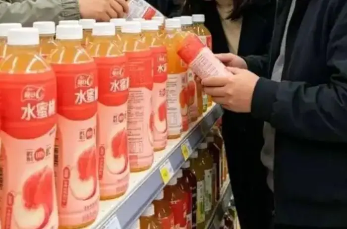 康师傅水蜜桃饮品引争议：500毫升饮料只加0.01克！