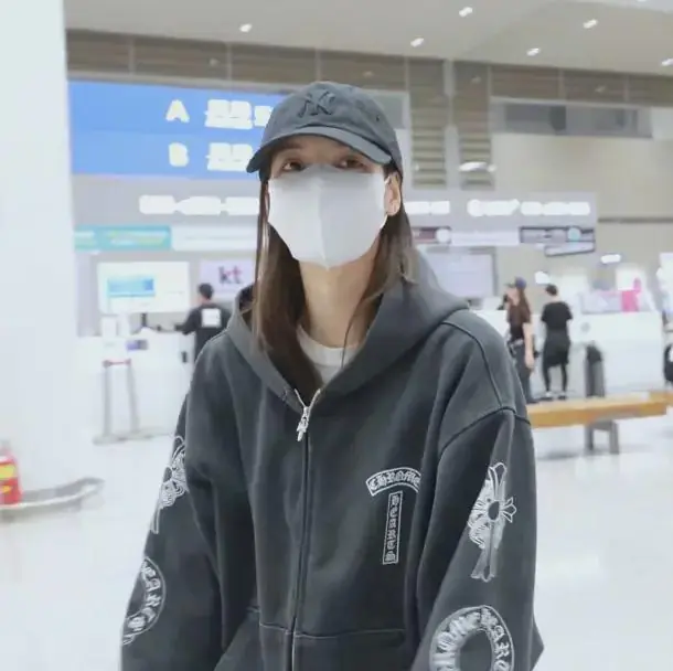 Lisa回到韩国，但无任何粉丝去接机，韩国网友希望她摘到KPOP标签