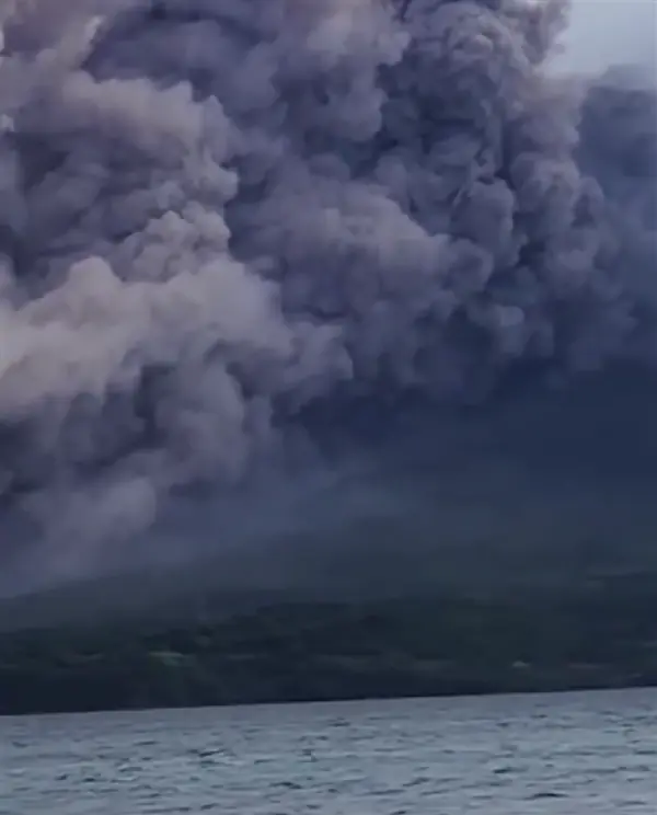 突发异象！樱岛火山大规模喷发 火山灰覆盖市区中心