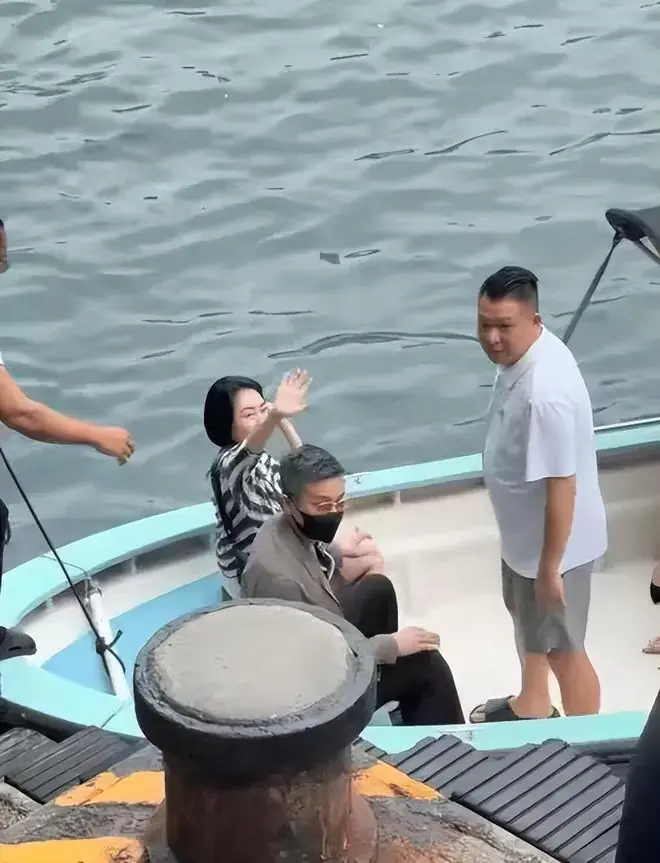 许雅均满头白发的回应来了，小S代纠错，是奶奶灰发胶
