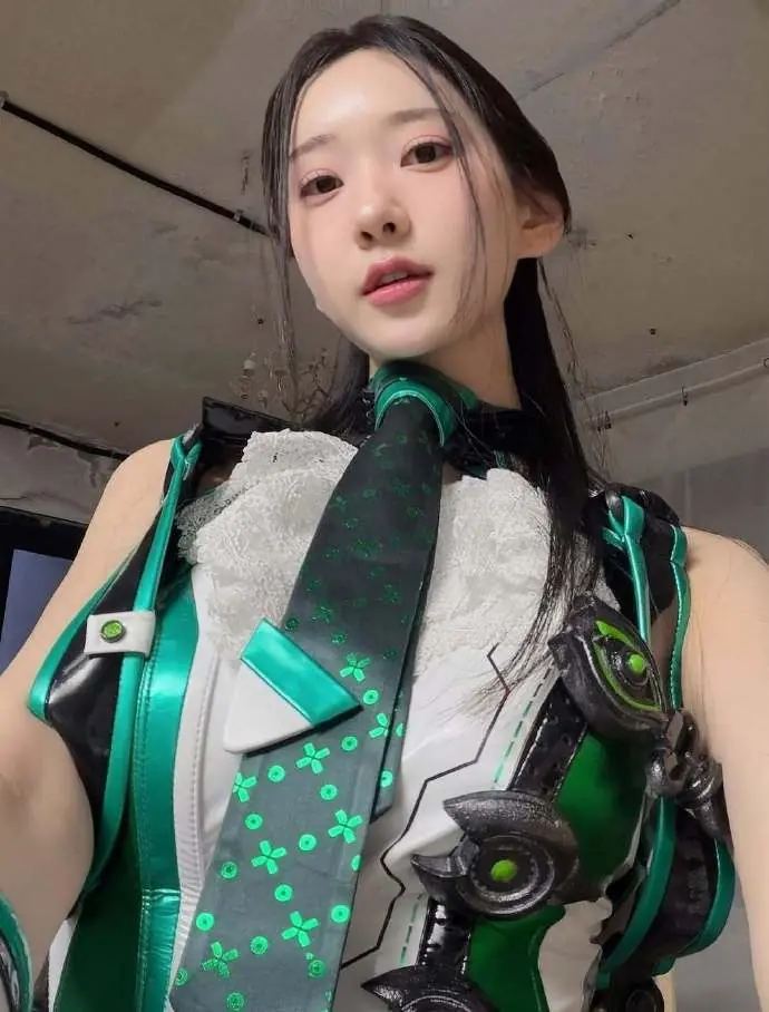 《剑星》女主伊芙体模再次穿上经典战袍：完美复刻!