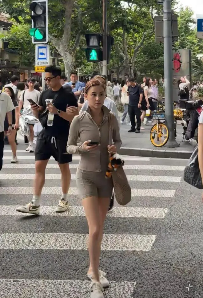 赌王千金何超莲上海被偶遇，个子小小却比例超好，身材也太顶了吧