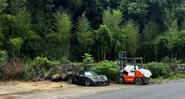 杭州小和山惊现“报废”路特斯跑车！吸引大量游客打卡