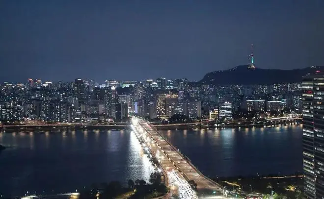 韩国一网红博主利用AI眼镜，仅用时18分钟就答完了一份高考模拟卷，且整套考卷只因“扫描识别偏差”答错一题，这让韩国各地学校如临大敌