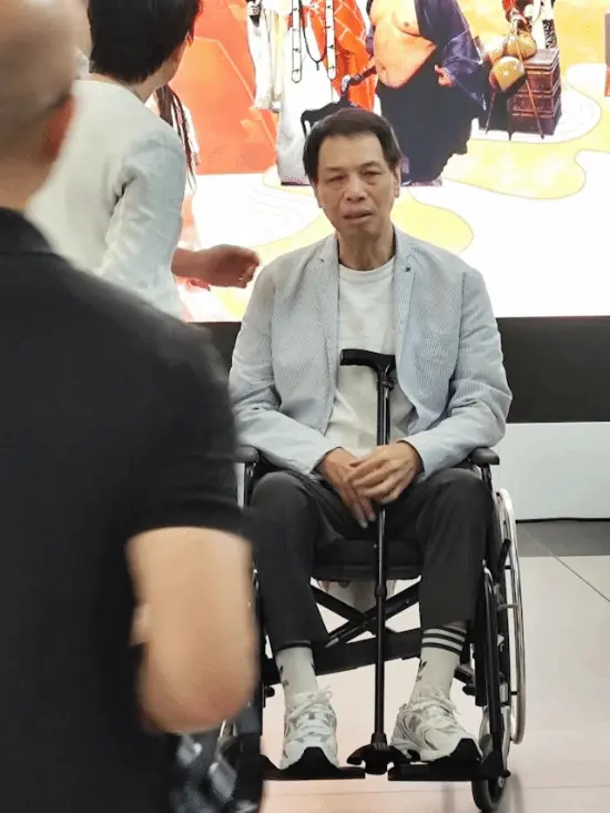 “如花”演员李健仁坐轮椅观影 早年中风半身不遂
