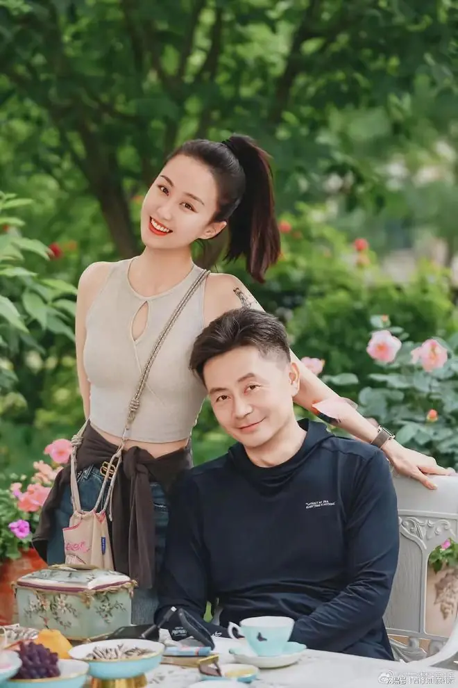 她和杨紫是同学，毕业就嫁给了导演李雪，26岁就儿女双全了！