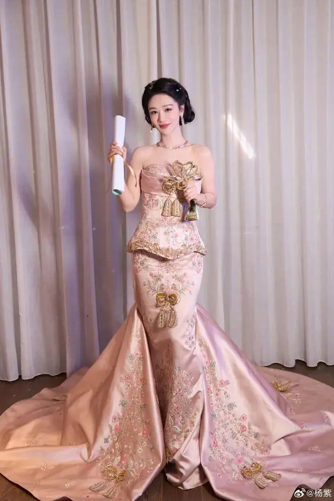 杨紫爸爸分享杨紫名字背后的故事：因自己是体育迷便给起名杨旎奥，小学一年级后改名为杨紫，当时派出所建议别改，“全中国都没有重名”