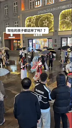 女Coser整活被质疑学历，假“福尔摩斯”翻车成“嘉豪“