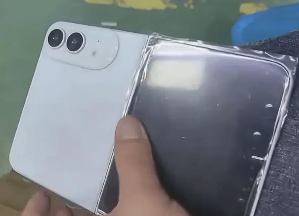 苹果折叠屏iPhone机模曝光：纯白机身 采用双摄像头