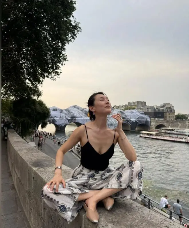 她是大家熟悉的演员，不拍戏在法国洗碗谋生，如今遭遇高温热得慌