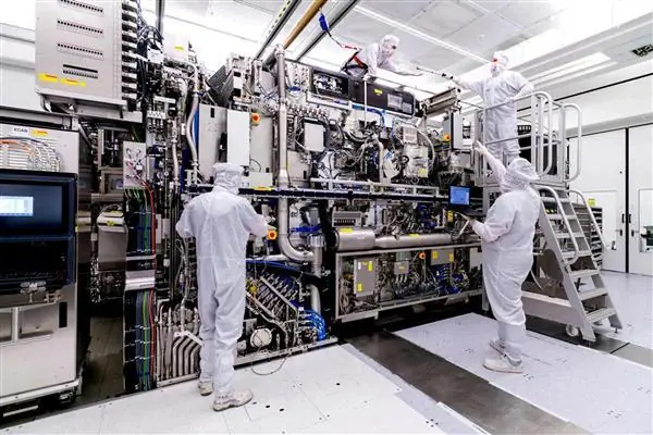 没它EUV光刻机难工作！中国宣布限制氦气出口 全球芯片制造关键供应链迎严峻考验