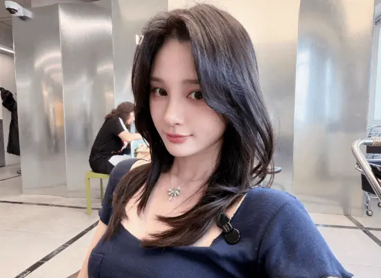 lol前职业遭美女骑头！现女友不忿发问号又删除登热搜