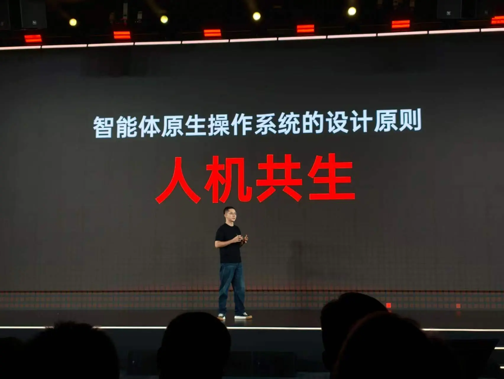 阶跃星辰连发三张王牌：STEPX品牌+Step AOS系统+首款原生智能体手机亮相