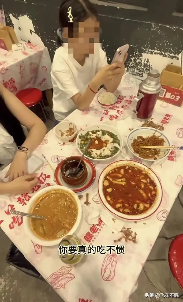 丢人！近日，南昌两名女子，在餐馆点了一桌子菜，吃完要求免单。