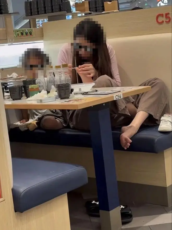 江苏一女子在滨寿司门店餐桌上为小孩剪脚指甲，门店回应：劝阻无果，事后店内已进行全面消杀