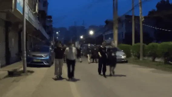 四川警方突袭一牛肉制假窝点，现场多人正徒手在猪肉上抹牛油、牛血冒充牛肉，涉案超百万元