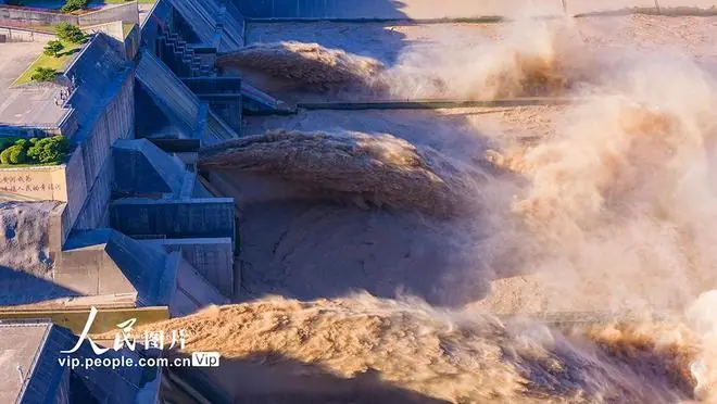 河南济源：小浪底水利枢纽调沙场面壮观