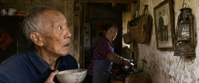 四川一位老伯到农妇家中讨水喝，农妇好心去取水，突然老伯看到墙上挂的东西，脸色大变！