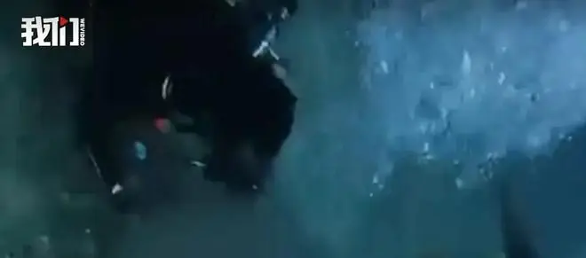 一对中国夫妇在印尼浮潜溺亡，目击者称妻子先被救上岸，抢救十多分钟后送医，游客谈当地浮潜业：缺乏统一管理，有向导鼓励不穿救生衣