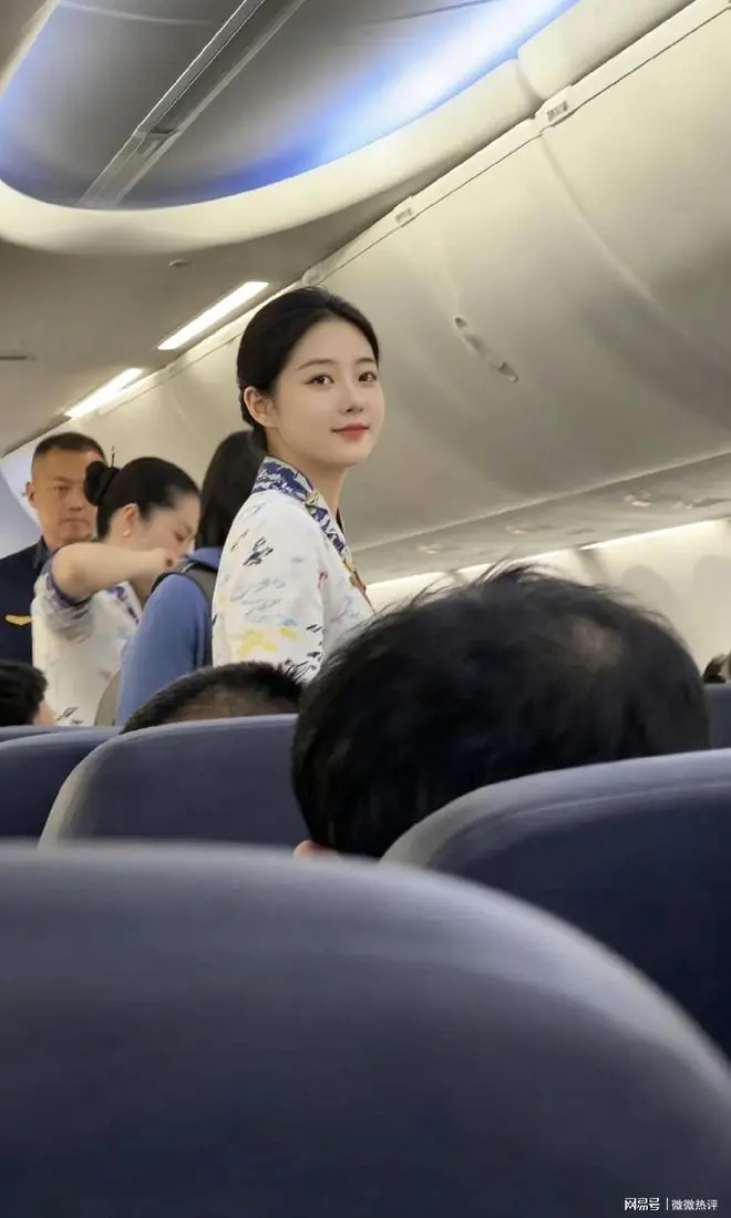 震惊了！坐飞机，发现了一名超像豆包的空姐