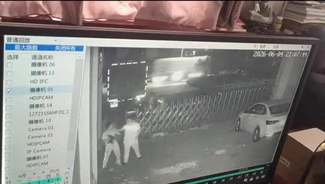 15岁男生因女同桌送的两张手绘画，遭同学结伙围殴致腰椎骨折，事后仍多次遭恐吓，山东莘县警方已立案调查