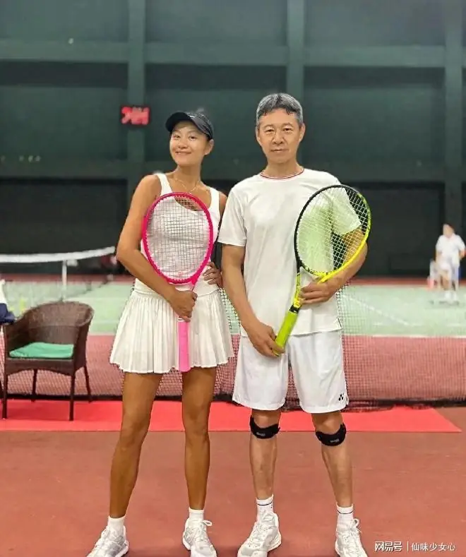55岁瞿颖与69岁张丰毅网球合影，肌肉线条惊艳不输年轻人