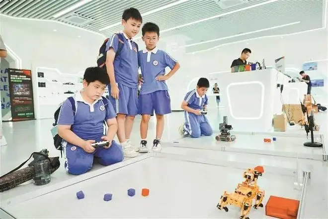 深圳加码青少年AI教育！龙华启动3万㎡AI产学研基地