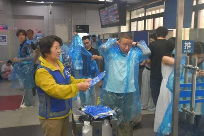 北京大雨天：免费雨衣解民忧