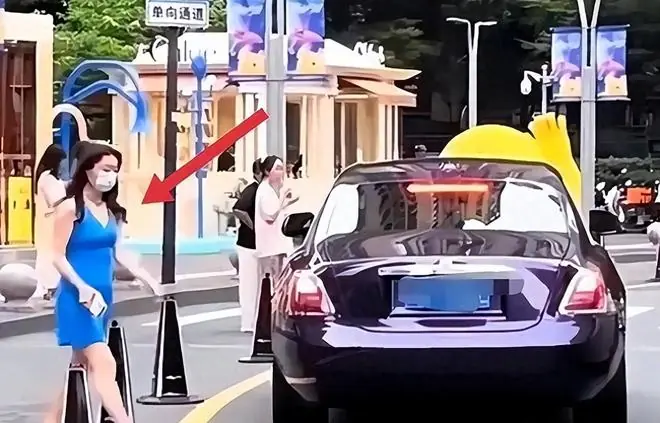 44岁宗馥莉辞职1年判若两人，瘦了也变美了，网友：年轻了10岁！