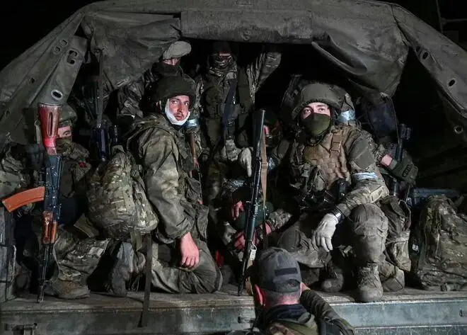罕见画面  兵变结束 俄罗斯百姓沿街十八相送瓦格纳士兵