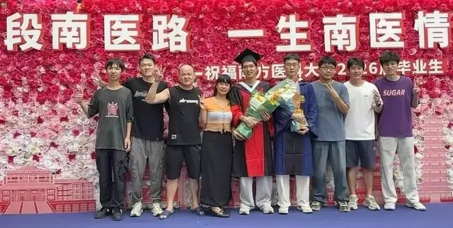 “吃了你们家7年，真的很舍不得” 广州博士生点外卖邀请老板娘拍毕业照，老板娘赴约晒合照