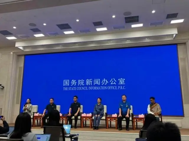 “手撕钢”如何炼成、“闪电”机器人半马夺冠有何秘诀？这场国新办发布会一一揭秘