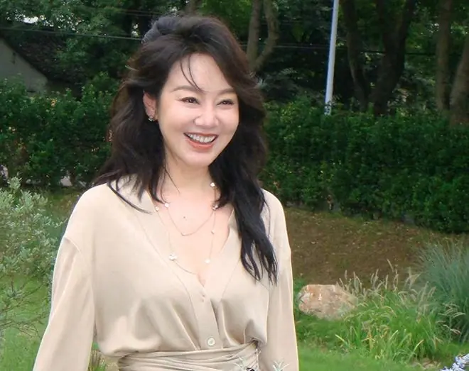 闫妮又要拍“年代剧”,带流量小花和小生,阵容不输《小巷人家》